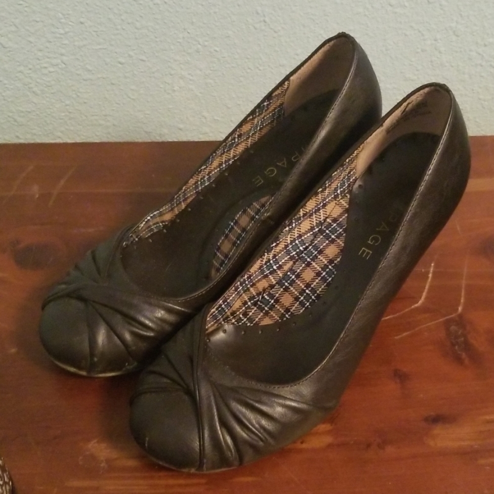Brown twist toe detail shoes